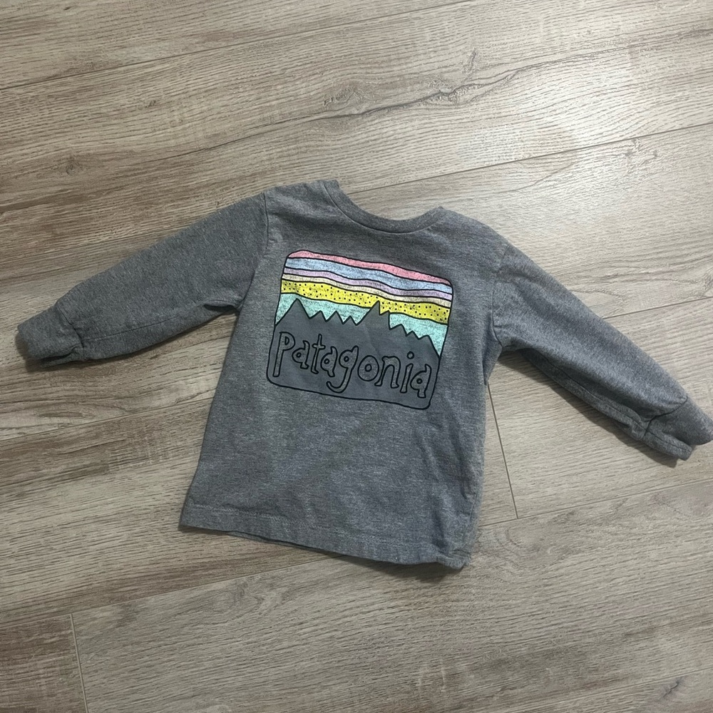 Patagonia Kids Long Sleeve Shirt in Gray with Graphic